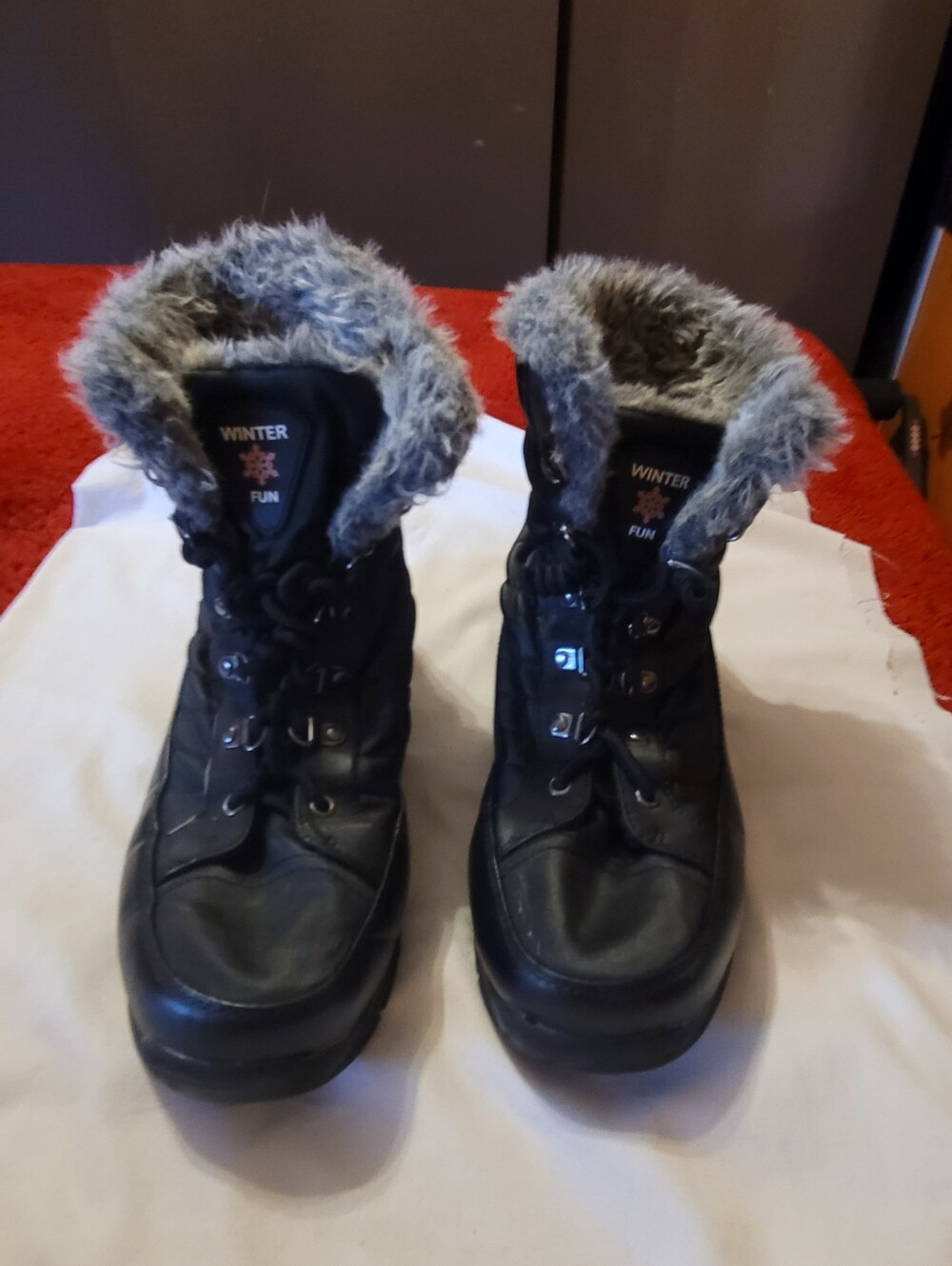 TOTES Black faux fur lined lace up winter boots size 8